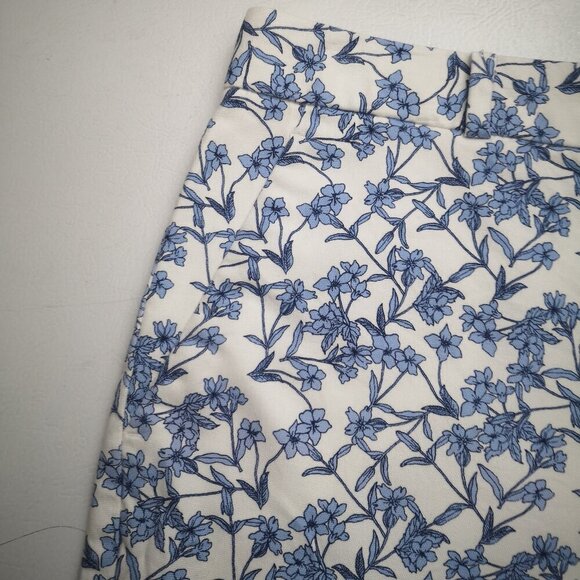 Banana Republic Ladies Size 12 Ivory w/Blue Flower Pattern Bermuda Length Shorts - Picture 5 of 11